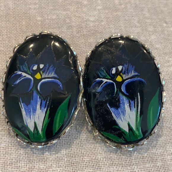 Pierced earrings design with silver tone - Picture 1 of 2
